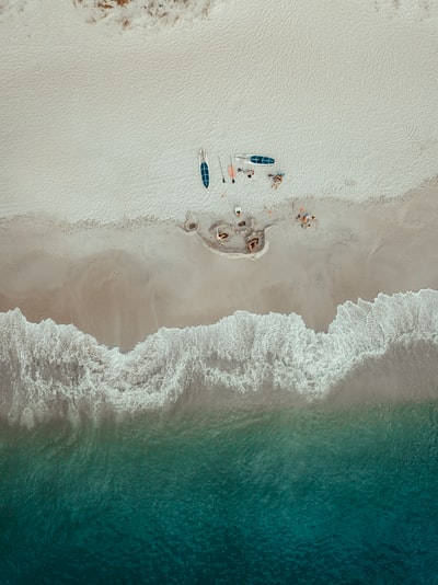 航拍照片的人躺在海滨附近皮艇白天

